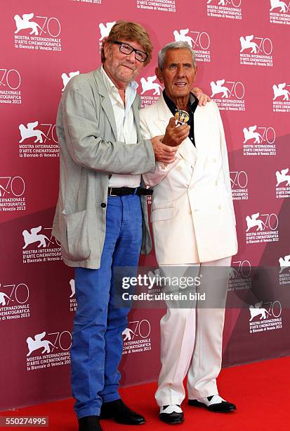 Regisseur Gianni Bozzacchi und Schauspieler Enzo Staiola während des Photocalls zum Film -Non Eravamo Solo... Ladri Di Biciclette- anlässlich der 70....