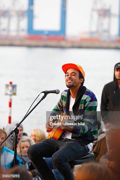 Patrice Babatunde Bart-Williams- der deutsche Reggae-Saenger und Songwriter bei einem Konzert - Patrice Sunrise Acoustic Session - zum Sonnenaufgang...