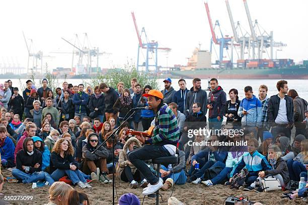 Patrice Babatunde Bart-Williams- der deutsche Reggae-Saenger und Songwriter bei einem Konzert - Patrice Sunrise Acoustic Session - zum Sonnenaufgang...