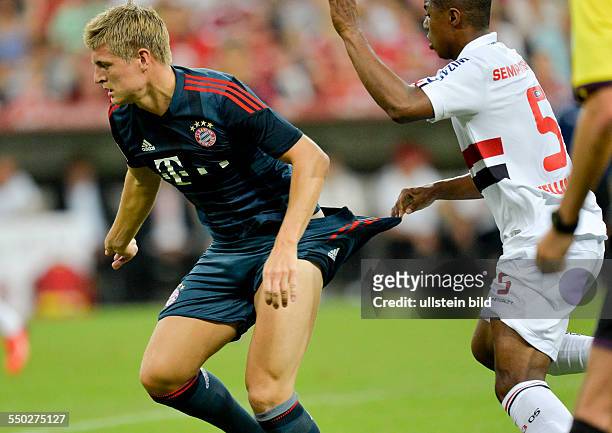 Wellington zieht Toni Kroos an der Hose waehrend des Halbfinal Spiels FC Bayern Muenchen gegen FC Sao Paulo beim AUDI CUP 2013, am 31. Juli 2013 in...