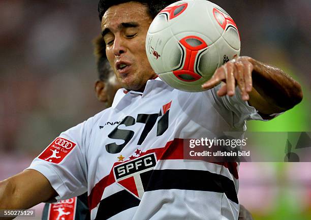 Jadson in Aktion waehrend des Halbfinal Spiels FC Bayern Muenchen gegen FC Sao Paulo beim AUDI CUP 2013, am 31. Juli 2013 in der Allianz Arena in...