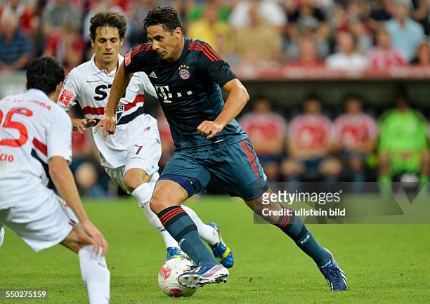 Claudio Pizarro in Aktion waehrend des Halbfinal Spiels FC Bayern Muenchen gegen FC Sao Paulo beim AUDI CUP 2013, am 31. Juli 2013 in der Allianz...