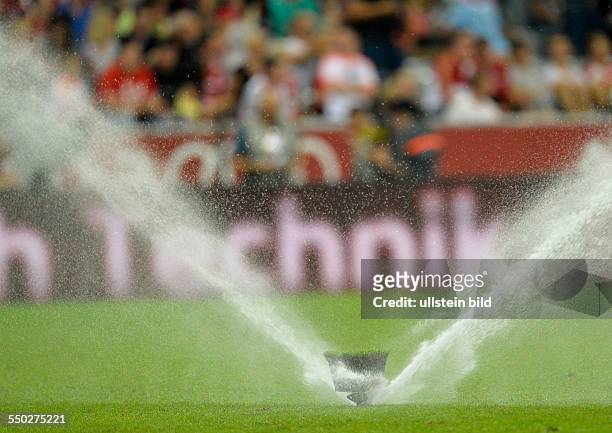 In der Halbzeitpause wird der Rasen frisch gewaessert waehrend des Halbfinal Spiels FC Bayern Muenchen gegen FC Sao Paulo beim AUDI CUP 2013, am 31....