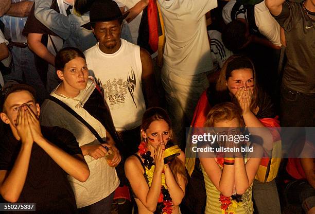 Bange Augenblicke für deutsche Fußballfans aud dem Fan Fest FIFA-WM 2006 am Brandenburger Tor in Berlin während des Spiels Deutschland-Italien