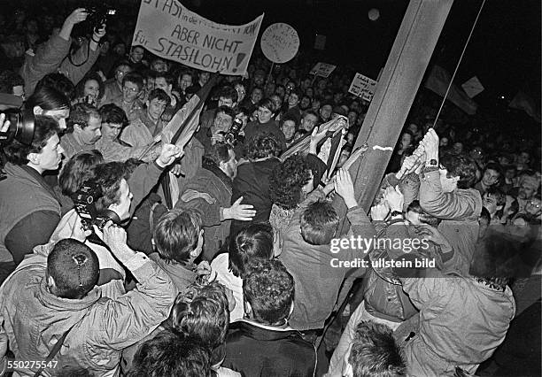 Anti-Stasi-Demo vor der Volkskammer, , einige versuchen die Fahne der Deutschen Demokratischen Republik herunter zu reissen, es wird damals noch fuer...