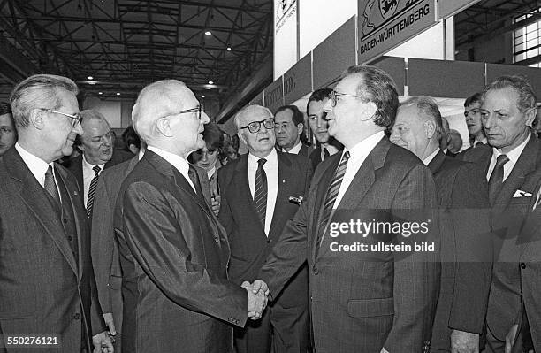 Lothar Spaeth at the Leipzig Trade Fair; from left: Erich Honecker , shaking hands with Lothar Spaeth , Minister President of Baden-Wuerttemberg at...