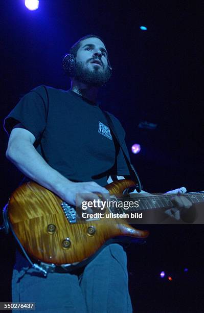 Gitarrist Brad Delson anlässlich eines Konzertes in der Berliner Arena