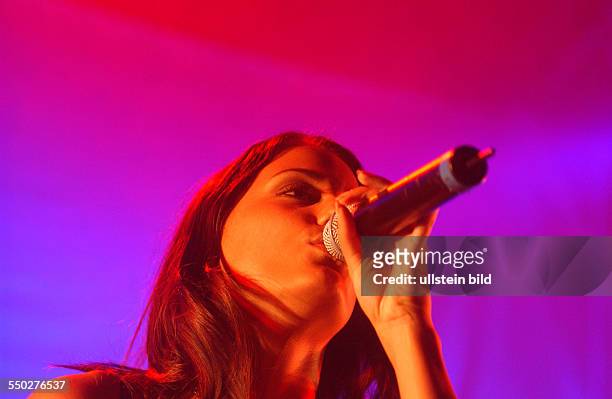Sängerin Maya Saban während eines Konzertes in der Berliner Columbiahalle