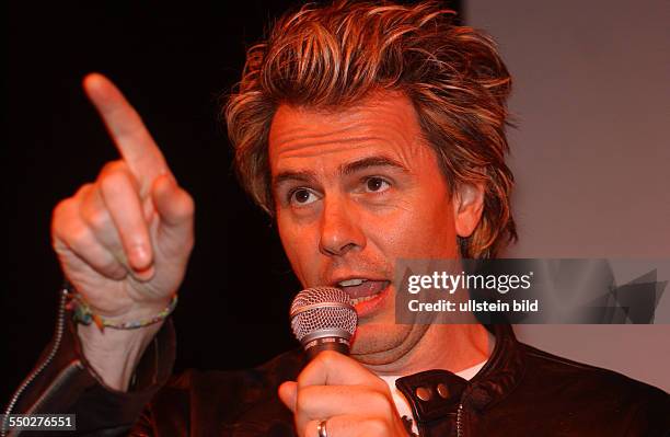 Bassist John Taylor anlässlich der Präsentation des neuen Albums auf der Popkomm 2004 in Berlin