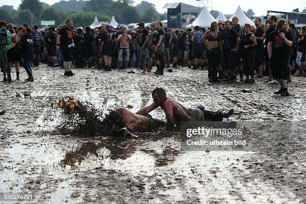 Heavymetal-Fans beim Schlammbad anlässlich des Wacken-Open-Air 2013 in Wacken