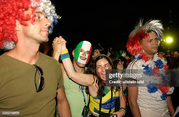 Italien ist Fußballweltmeister - resignierte franzöische Fußballfans und jubelnde Italiener auf dem Fan Fest FIFA-WM 2006 in Berlin