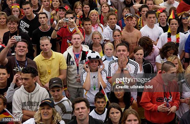 Bange Augenblicke für die deutschen Fußballfans auf dem Fan Fest FIFA-WM 2006 am Brandenburger Tor in Berlin während des Spiels Deutschland -...