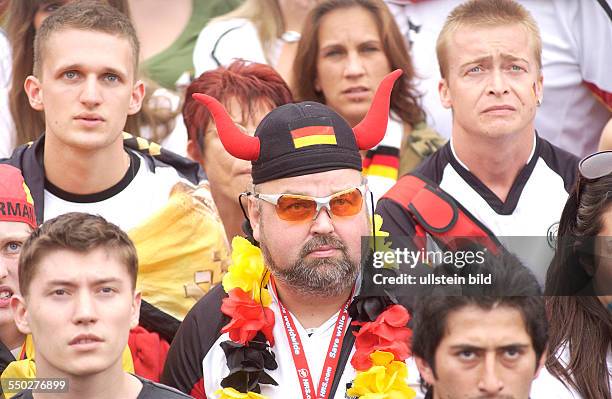 Bange Augenblicke für die deutschen Fußballfans auf dem Fan Fest FIFA-WM 2006 am Brandenburger Tor in Berlin während des Spiels Deutschland -...