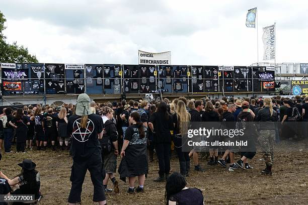 Besucher auf dem Festivalgelände anlässlich des Wacken-Open-Air 2013 in Wacken