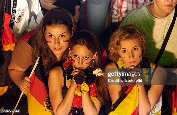 Bange Augenblicke für deutsche Fußballfans auf dem Fan Fest FIFA-WM 2006 am Brandenburger Tor in Berlin während des Spiels Deutschland-Italien