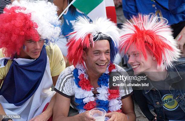 Französische Fußballfans auf dem Fan Fest FIFA-WM 2006 am in Berlin während des Endspiels Frankreich-Italien