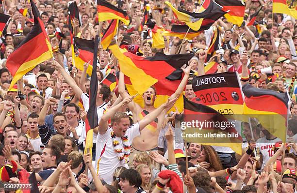 Jubelnde deutsche Fußballfans auf dem Fan Fest FIFA WM 2006 nach dem Sieg über Argentinien im Viertelfinale der Fußballweltmeisterschaft