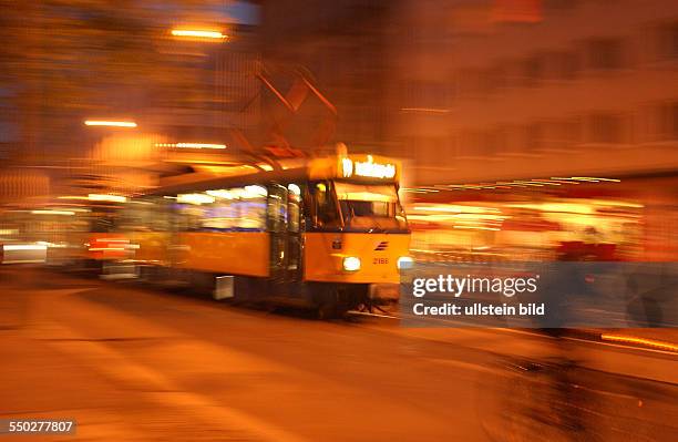 Tram fährt durchs nächtliche Leipzig