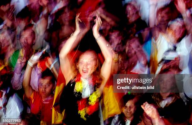 Fußballfans jubeln auf dem Fan Fest FIFA-WM 2006 nach dem Erreichenden des 3. Platzes der deutschen Mannschaft im Spiel gegen Portugal