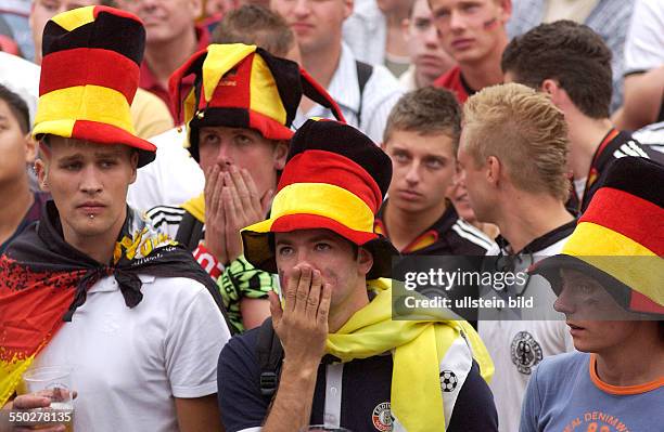 Bange Augenblicke für die deutschen Fußballfans auf dem Fan Fest FIFA-WM 2006 am Brandenburger Tor in Berlin während des Spiels Deutschland -...