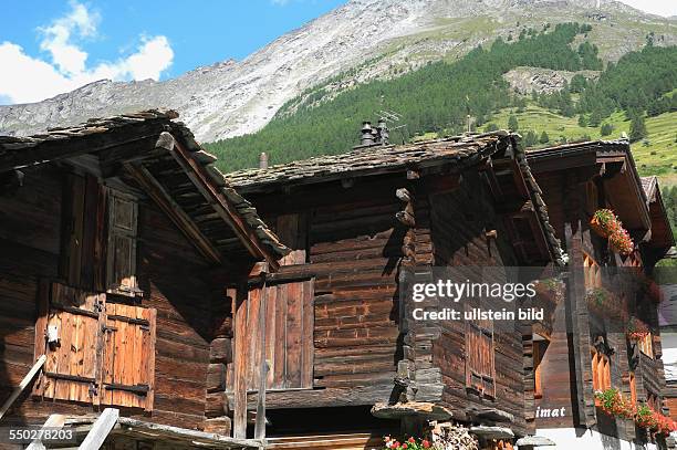 Alter Dorfteil von Taesch im Mattertal im Wallis am Fuße des Matterhorn, Jahrhunderte alte Landhaeuser in traditioneller Bauweise