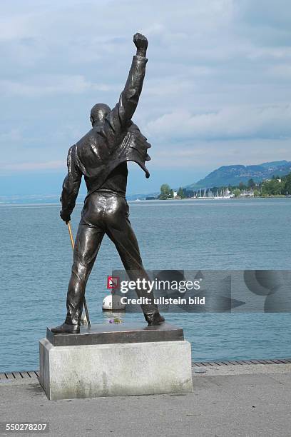 Hier ein Blick am Quai de la Rouvenaz des Genfer See auf das Freddie Mercury-Standbild in Gedenken an den gossen Saenger..