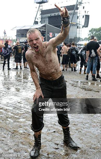 Heavymetal-Fan nach einem Schlammbad anlässlich des Wacken-Open-Air 2013 in Wacken