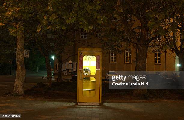 Einsame gelbe Telefonzelle in Berlin