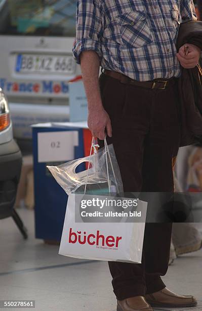 Besucher der Leipziger Buchmesse mit Tragetasche