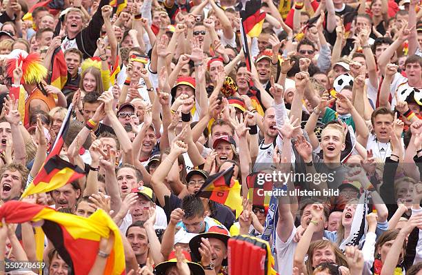 Jubelnde deutsche Fußballfans auf dem Fan Fest FIFA WM 2006 nach dem sieg über Argentinien im Viertelfinale der Fußballweltmeisterschaft