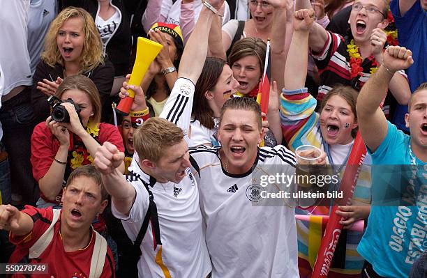 Jubelnde deutsche Fußballfans auf dem Fan Fest FIFA WM 2006 nach dem sieg über Argentinien im Viertelfinale der Fußballweltmeisterschaft