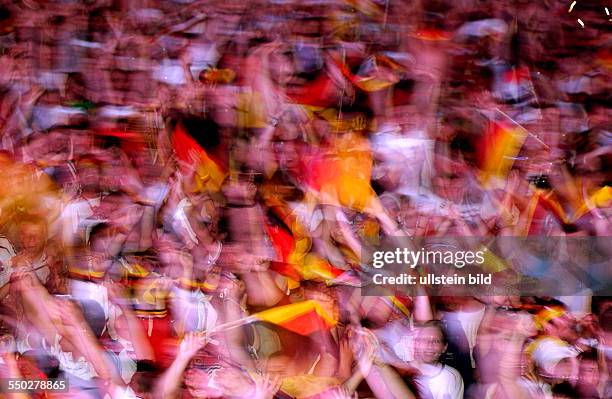 Fußballfans jubeln auf dem Fan Fest FIFA WM 2006 nach dem Erreichenden des 3. Platzes der deutschen Mannschaft im Spiel gegen Portugal