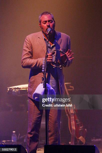 Tindersticks - die britische Band mit Saenger Stuart A. Staples bei einem Konzert auf Kampnagel in Hamburg.