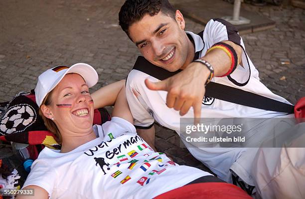 Gut gelaunte Fußballfans am Rande des Fan Fest FIFA-WM 2006 am Brandenburger Tor in Berlin während des Spiels Deutschland-Italien