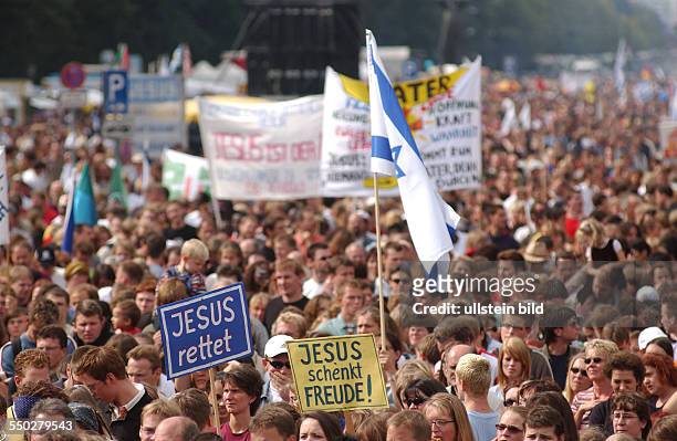 Teilnehmer mit Transparenten und Plakaten auf dem Jesus-Tag in Berlin