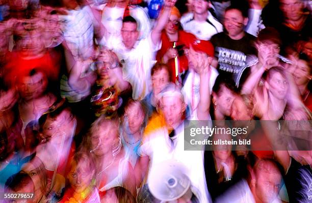 Fußballfans jubeln auf dem Fan Fest FIFA-WM 2006 nach dem Erreichenden des 3. Platzes der deutschen Mannschaft im Spiel gegen Portugal