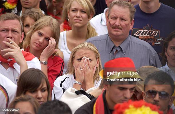 Bange Augenblicke für die deutschen Fußballfans auf dem Fan Fest FIFA-WM 2006 am Brandenburger Tor in Berlin während des Spiels Deutschland -...