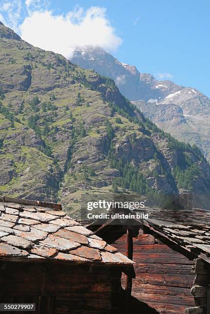 Alter Dorfteil von Taesch im Mattertal im Wallis am Fuße des Matterhorn, Jahrhunderte alte Landhaeuser in traditioneller Bauweise