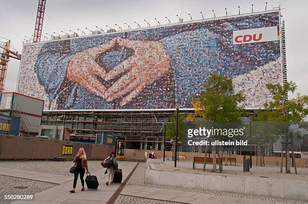 Ein 70 mal 20 Meter großes Wahlplakat der CDU zur Bundestagswahl am an einem Baugerüst zieht die Blicke auf dem Washingtonplatz vor dem Berliner...