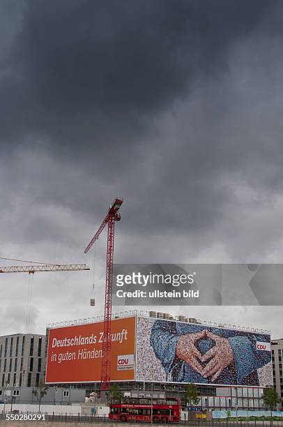 Ein 70 mal 20 Meter großes Wahlplakat der CDU zur Bundestagswahl am an einem Baugerüst zieht die Blicke auf dem Washingtonplatz vor dem Berliner...