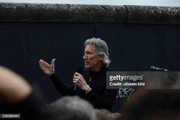 Pink Floyd-Gründer Roger Waters nutzt seinen Aufenthalt in Berlin, um dem Bündnis zum Erhalt der East Side Gallery in Friedrichshain Beistand zu...