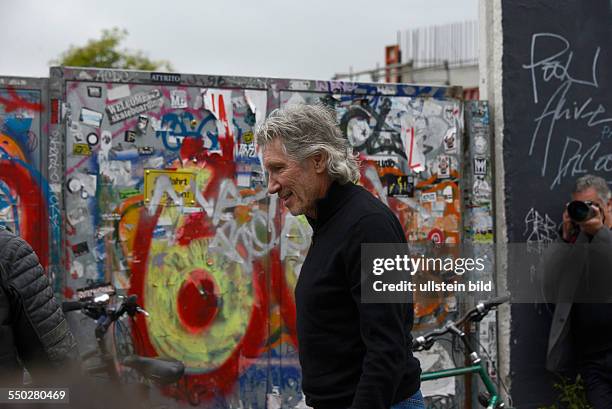 Pink Floyd-Gründer Roger Waters nutzt seinen Aufenthalt in Berlin, um dem Bündnis zum Erhalt der East Side Gallery in Friedrichshain Beistand zu...