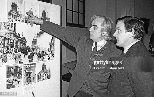 Gerhard Schröder, SPD, on a visit to the GDR: Priest Manfred Welge giving a guided tour for Schroeder at the French Cathedral in East Berlin