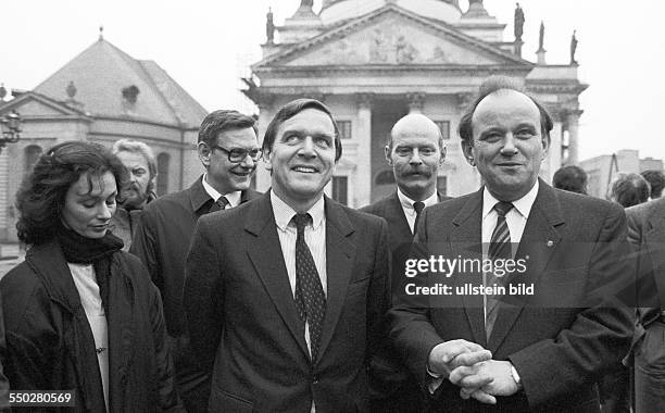 Gerhard Schröder on a visit to the GDR, with wife Hiltrud in East Berlin, from left: H. Schröder, G. Schröder, East Berlin mayor Erhard Krack, in the...