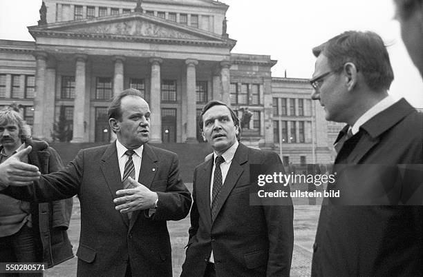 Niedersachsen-Sozis auf DDR-Trip. Berlin DDR, 18. 12. 1985. Foto : OB Erhard Krack , Gerhard Schröder , Ehrenbegleiter Gunter Rettner bei...