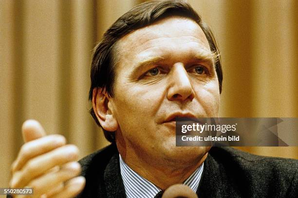 Gerhard Schröder, SPD, on a visit to the GDR: Schroeder giving a press conference in East Berlin