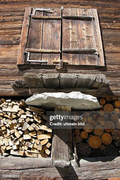 Alter Dorfteil von Taesch, Jahrhunderte alte Landhaeuser in traditioneller Bauweise. Hier mit der Maeusescheibe aus Felsstein gegen Maeuse im Haus...