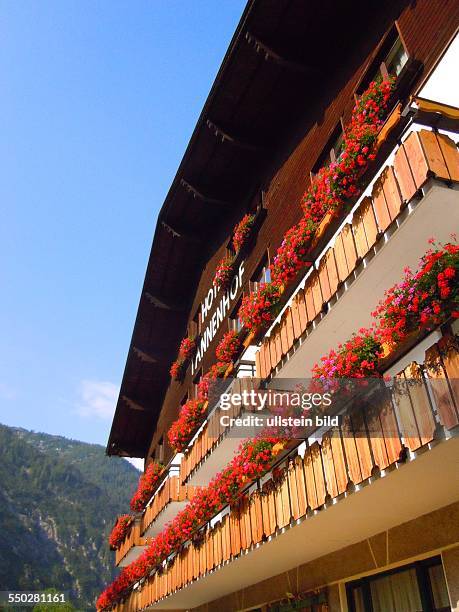 Das mit Geranien geschmückte Berghotel "Tannenhof" im Naturpark Lechtal in Tirol, aufgenommen am 23. Juli 2013 bei Steeg.