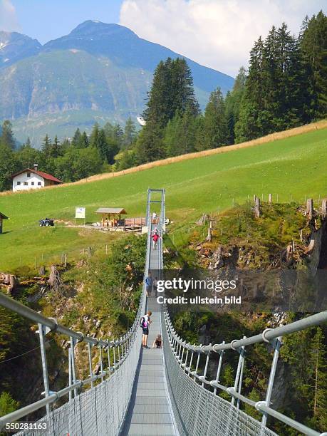 Österreichs längste Hängebrücke entstand 2011. Die Stahlkonstruktion überspannt in einer Höhe von 110 m die Höhenbachtalschlucht bei Holzgau in...