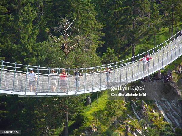 Österreichs längste Hängebrücke entstand 2011. Die Stahlkonstruktion überspannt in einer Höhe von 110 m die Höhenbachtalschlucht bei Holzgau in...